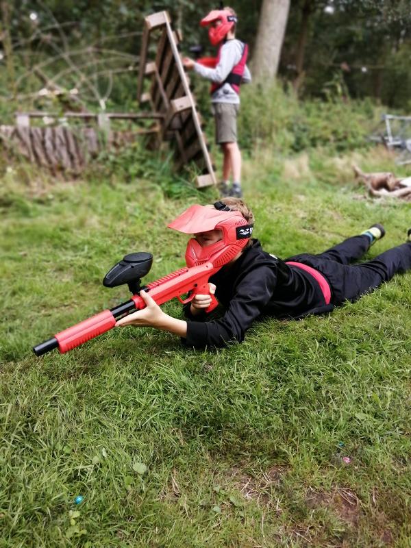 jongen paintballt op pretpark kamp