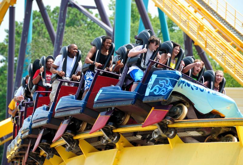  Num parque de diversões na Bélgica, um grupo de jovens está numa montanha-russa cheia de curvas e descidas emocionantes, com expressões de alegria e adrenalina. Sentados lado a lado, seguram-se enquanto o carro, decorado com chamas azuis, desce rapidamente pelos trilhos. É o espírito de aventura que define este campo de férias bélgica.