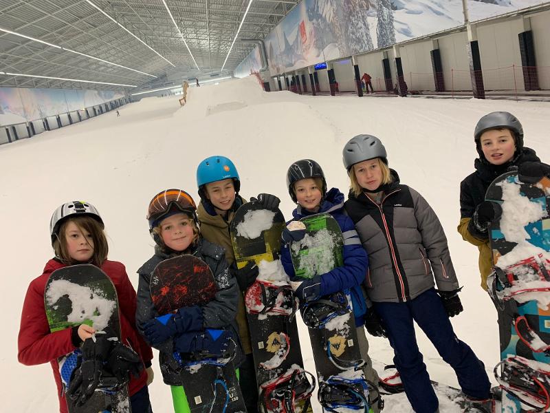 Groepje kinderen poseert voor een foto op de baan tijdens skatekampen antwerpen