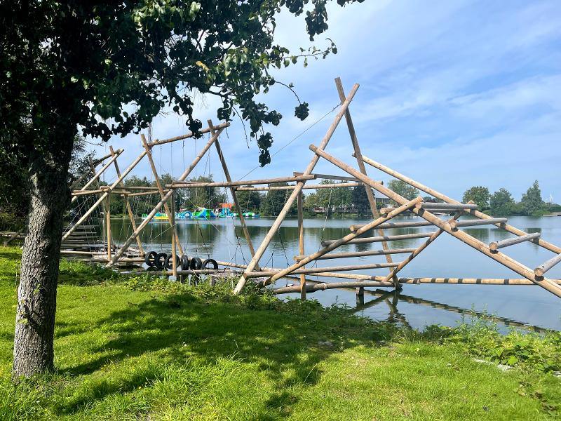 installations en bois au dessus du lac en colonie nautique