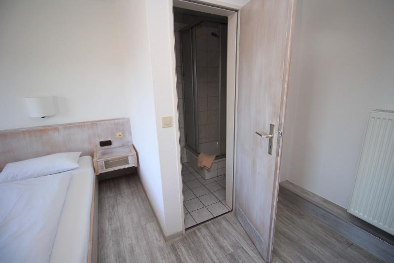 Slaapkamer met badkamer tijdens jongerenreis Spanje