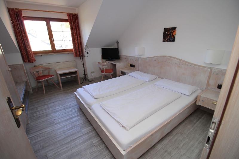 Slaapkamer met een tweepersoonsbed tijdens jongerenreis Spanje