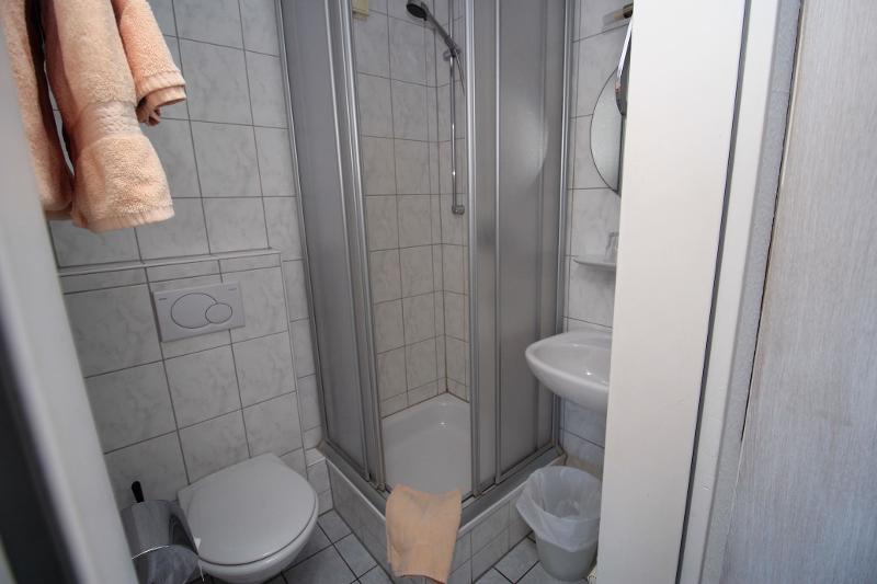 Badkamer met handoeken tijdens jongerenreis Spanje