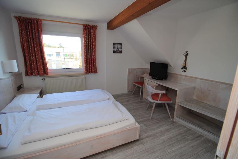 Slaapkamer met bureau tijdens jongerenreis Spanje