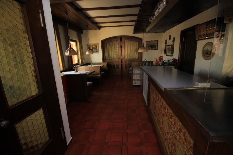 Hotel in het donker tijdens jongerenreis Spanje