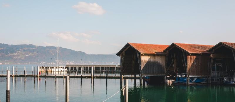 hutten boven het water tijdens jongerenreis Spanje