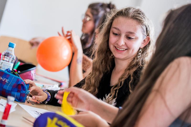 Knutselen met ballonnen tijdens jongerenreis Spanje