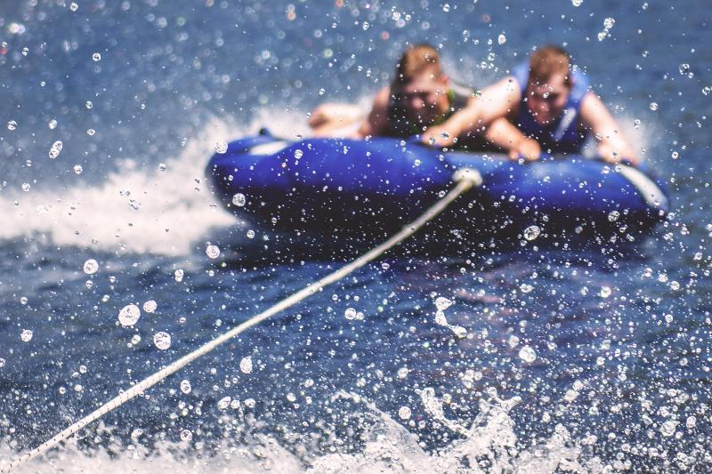 Watersport op een bootje tijdens jongerenreis Spanje