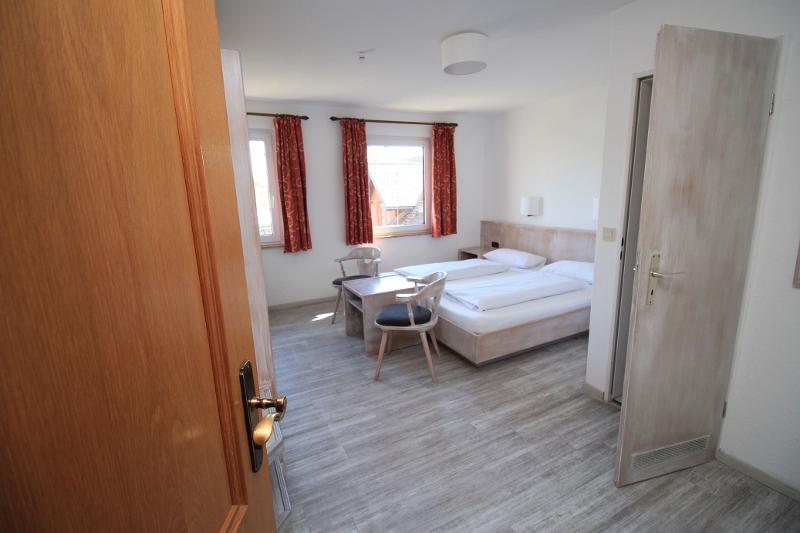 Slaapkamer met stoelen tijdens jongerenreis Spanje