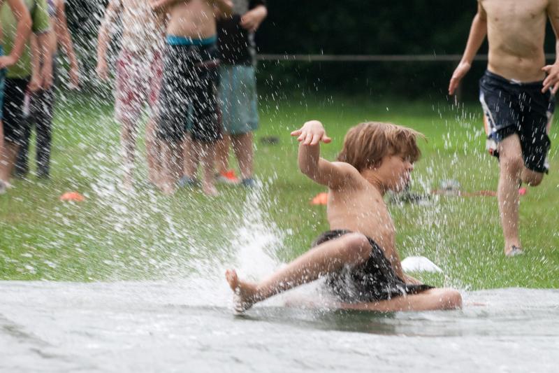 Jongen is aan het buikschuiven tijdens een game kamp