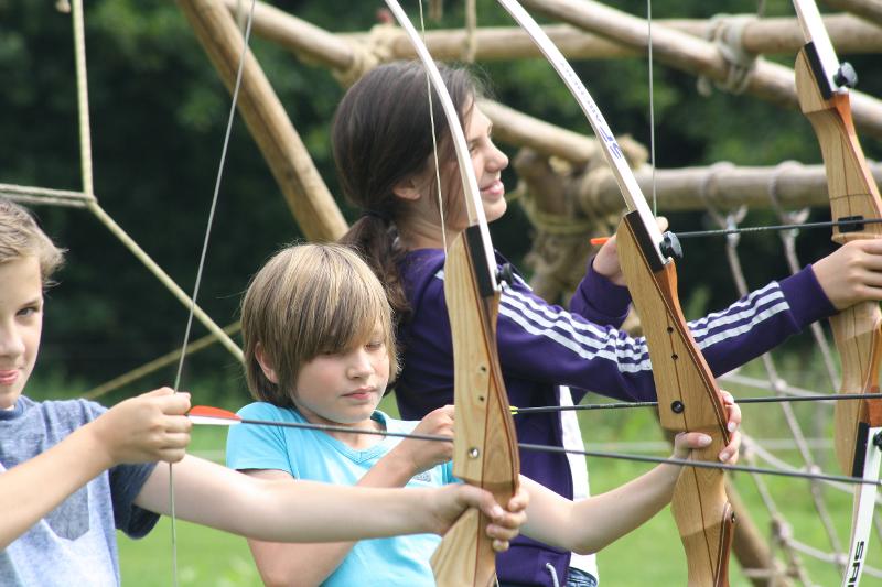 jongens en meisje op pretpark kamp