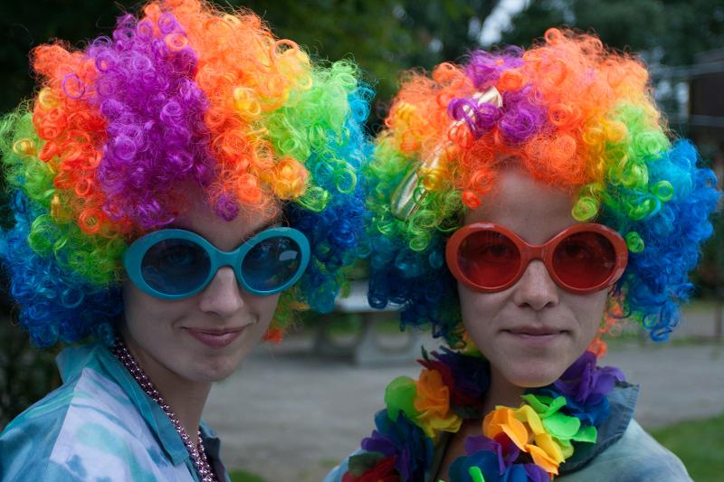 Twee kinderen zijn verkleed tijdens een game kamp
