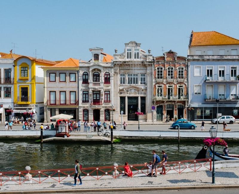 Een mooie kade met leuke huisjes in Porto tijdens een Taalcursus Portugal