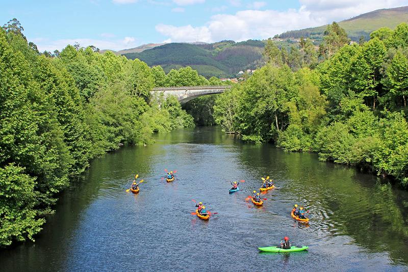 Een rivier met kanoende mensen als activiteit tijdens een taalcursus in Portugal