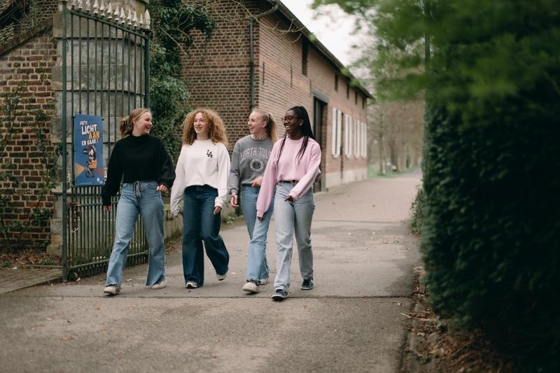 jeunes qui se promènent sur le campus en stage de langue anglais