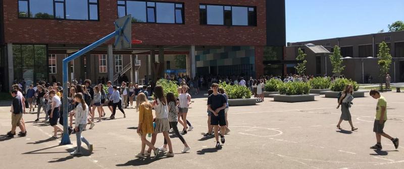 Jongeren lopen op een plein tijdens jongerenvakantie jeugd