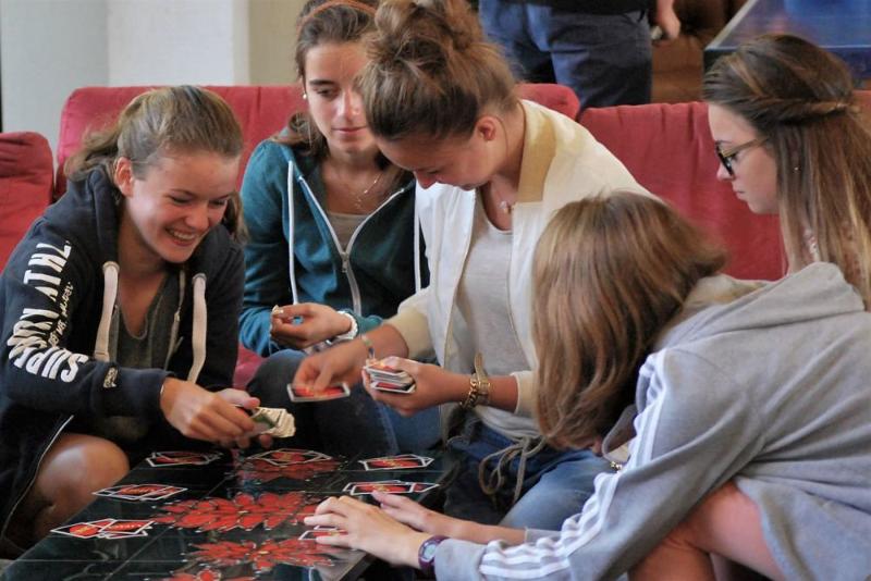 jeunes qui font une partie de uno en stage de langue anglaise 