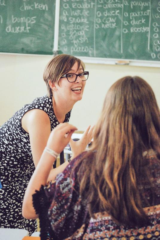 prof avec un tableau derrière en stage de langue