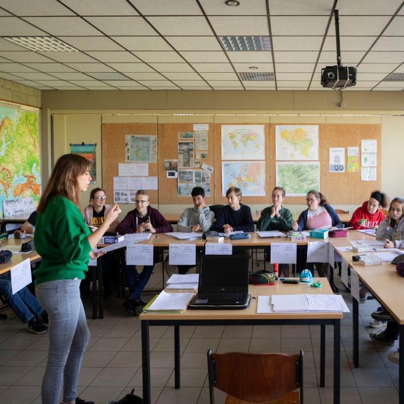 Meisje krijgt uitleg van docent op taalkamp Gent