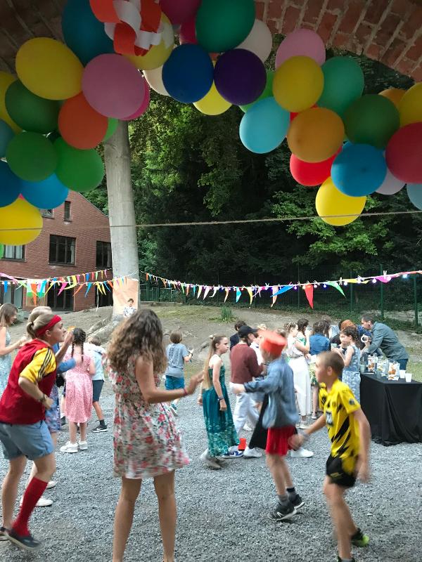 Kinderen hebben feest op buitenplaats tijdens de taalcursussen buitenland