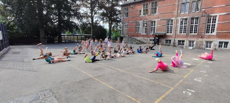 Kinderen krijgen dansles op buitenplaats tijdens de taalcursussen buitenland