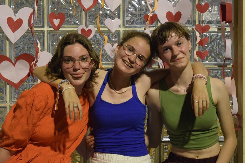 Meiden op een feestje tijdens een taalcursus in Frankrijk