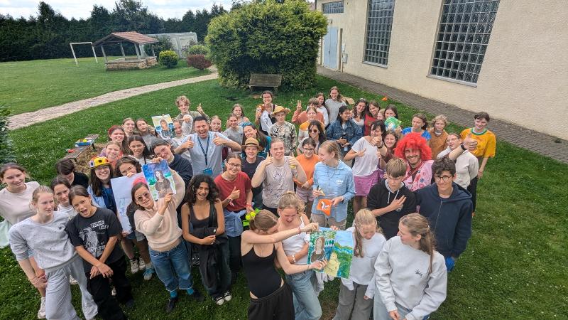 Groepsfoto van de deelnemers van een taalcursus in Frankrijk