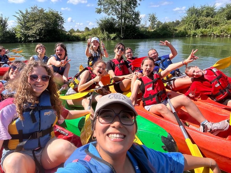 Jongeren in een kajak tijdens een taalcursus in Frankrijk