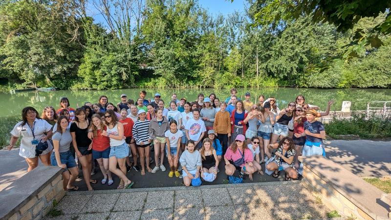 Deelnemers van een taalcursus in Frankrijk bij het water