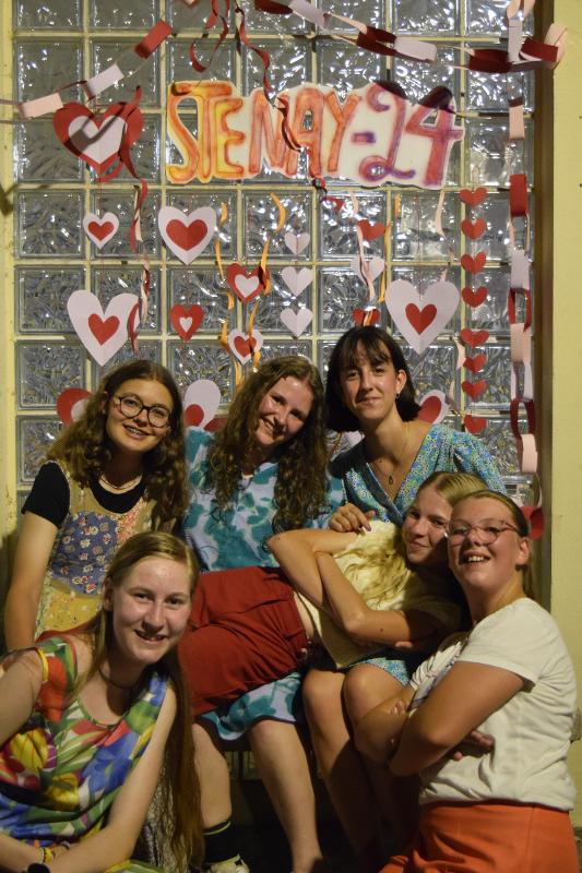 Meiden op een feestje tijdens taalcursus in Frankrijk