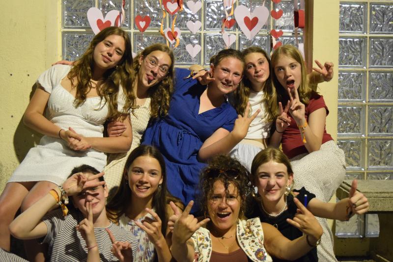 Meiden op een feestje met een taalcursus in Frankrijk