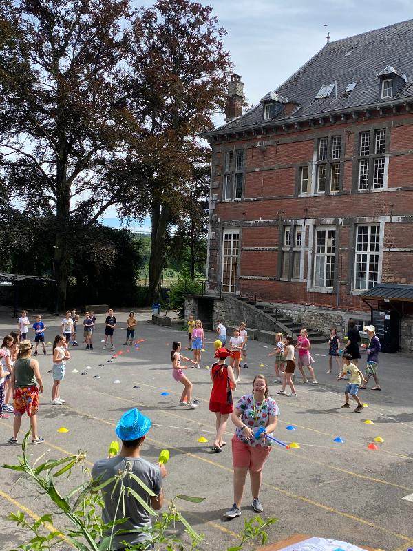 Kinderen sporten op de buitenplaats tijdens de taalcursussen buitenland