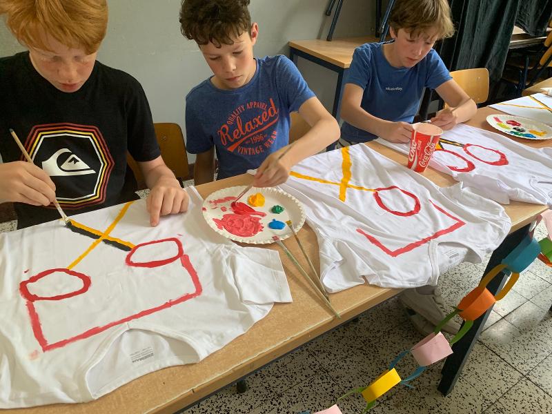 Kinderen verven t-shirts tijdens de taalcursussen buitenland