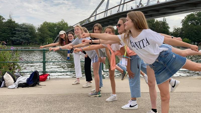 filles qui font une figure près de l'eau en colonie multi-activités