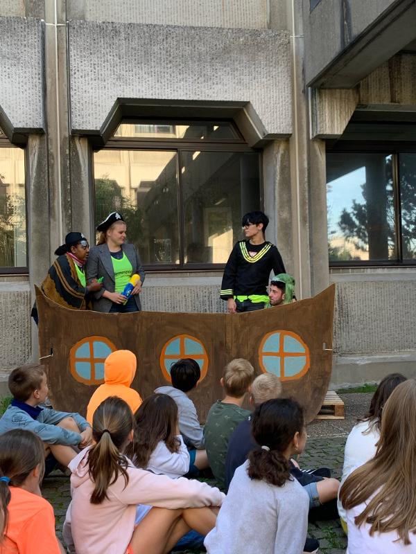 enfants en pirates avec un bateau peint en colonie de vacances
