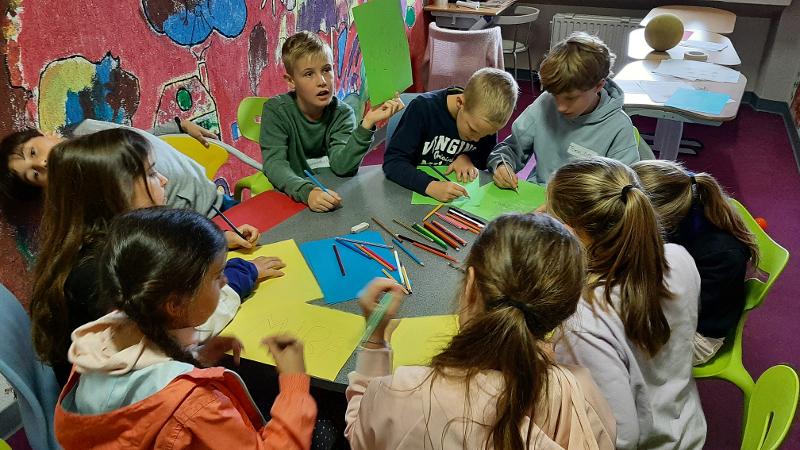 enfants sur une table qui dessinent en colonie de vacances