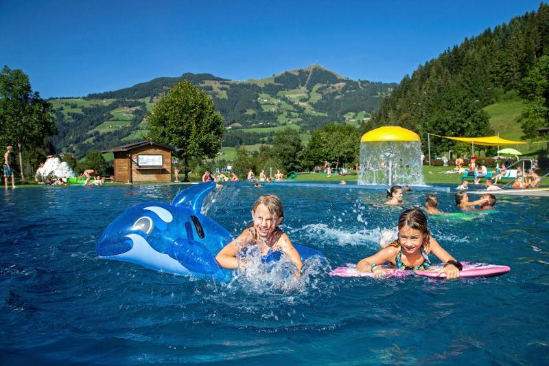 jeunes filles sur des bouées dans la piscine en stage linguistique allemand