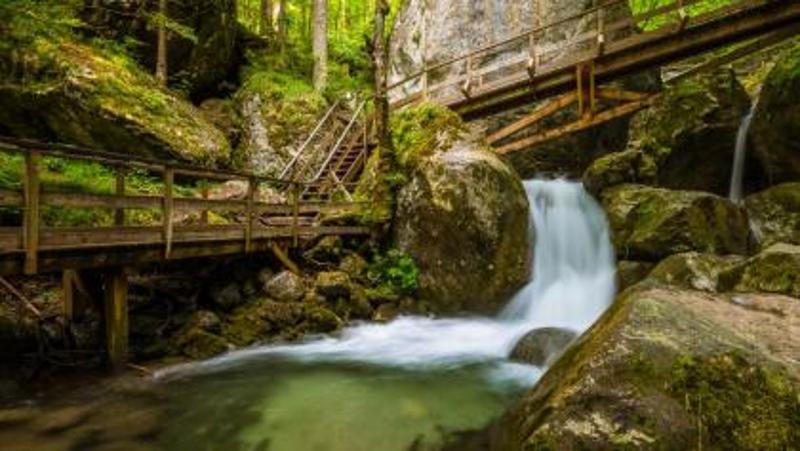 Een waterval tijdens de Jongerenreizen Oostenrijk