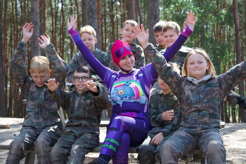 Jongens en meiden op groepsfoto tijdens fortnite kamp