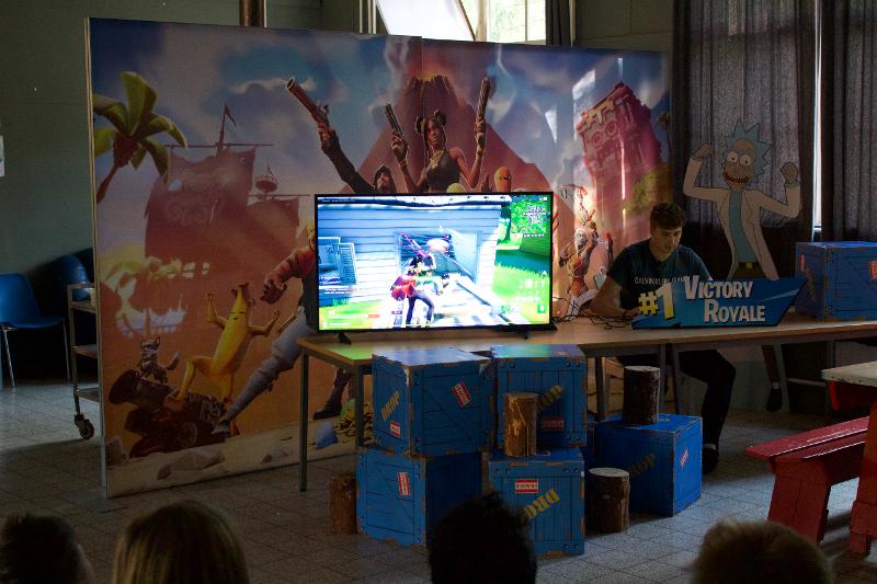 Kinderen bekijken de game op een scherm tijdens fortnite kamp