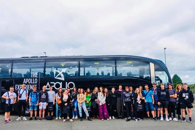 Groepsfoto voor de bus tijdens taalreis engels 