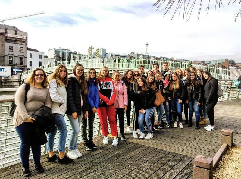 deelnemers van een taalreis Dublin staan met elkaar op de foto bij een brug