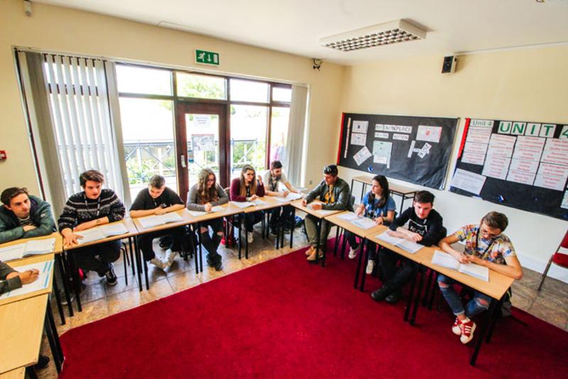 Klaslokaal foto met leerlingen tijdens taalreis engels 