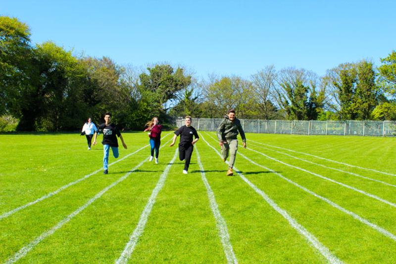 Rennen in het gras tijdens taalreis engels 