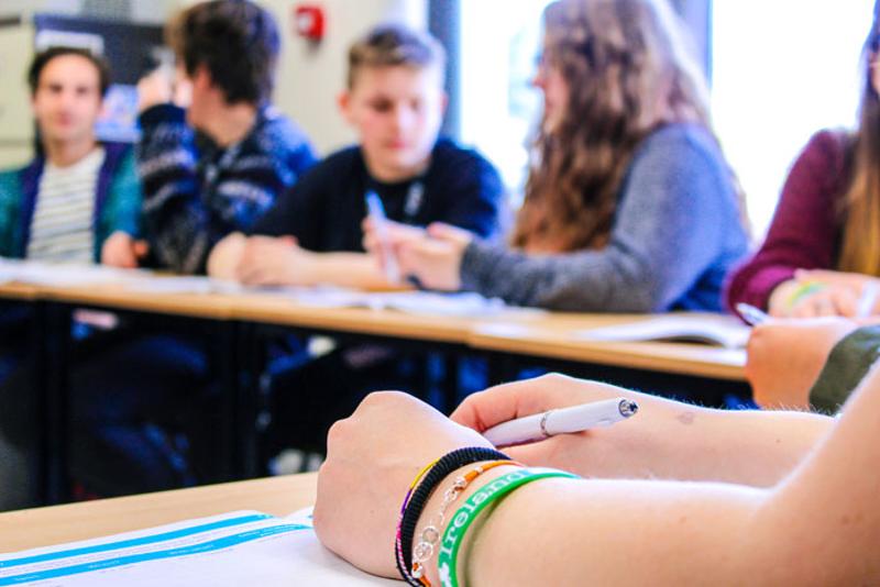 Schrijven in boek tijdens taalreis engels 