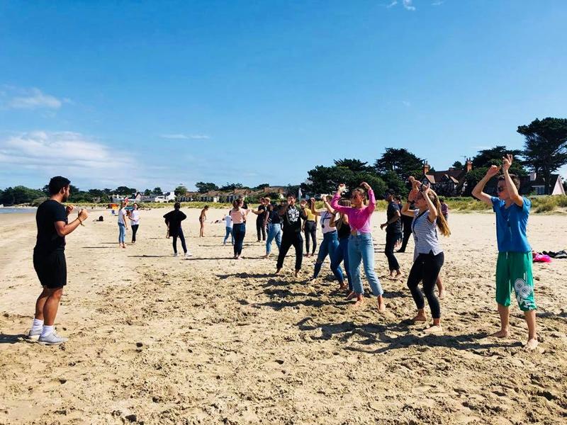 Dansles op het strand tijdens taalreis engels 