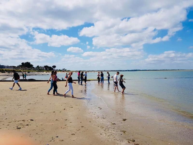 Op het strand tijdens taalreis engels 