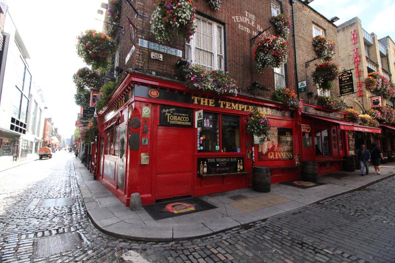 The Temple Bar vanaf de buitenkant op de foto tijdens een groepsreis Ierland