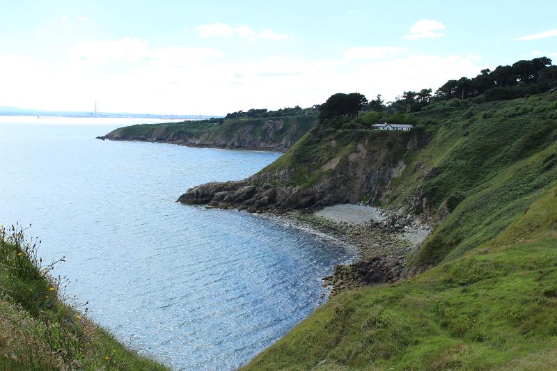 Een rost steekt af tegen de zee en geeft daarmee en mooi uitzicht tijdens de taalreis in Ierland