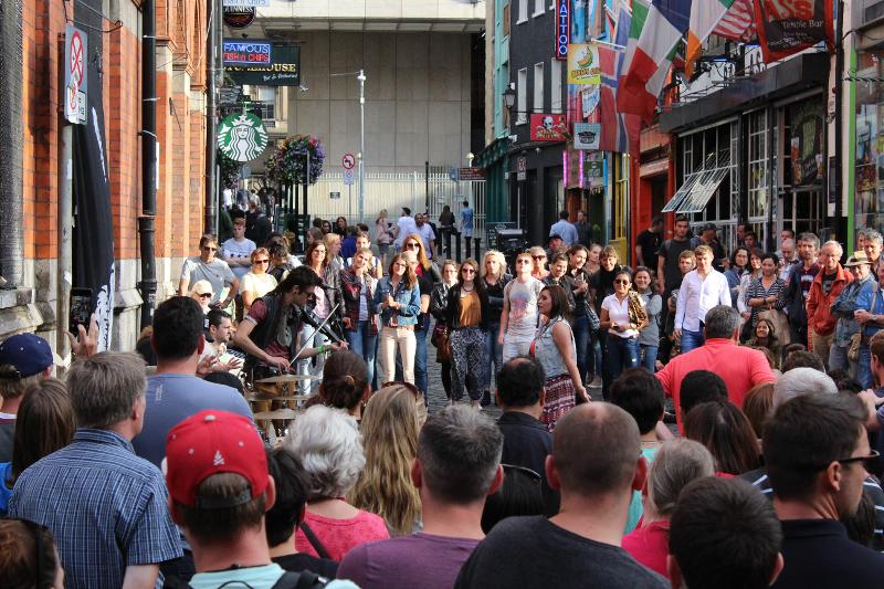 Drukke straat in Dublin tijdens taalreis engels 